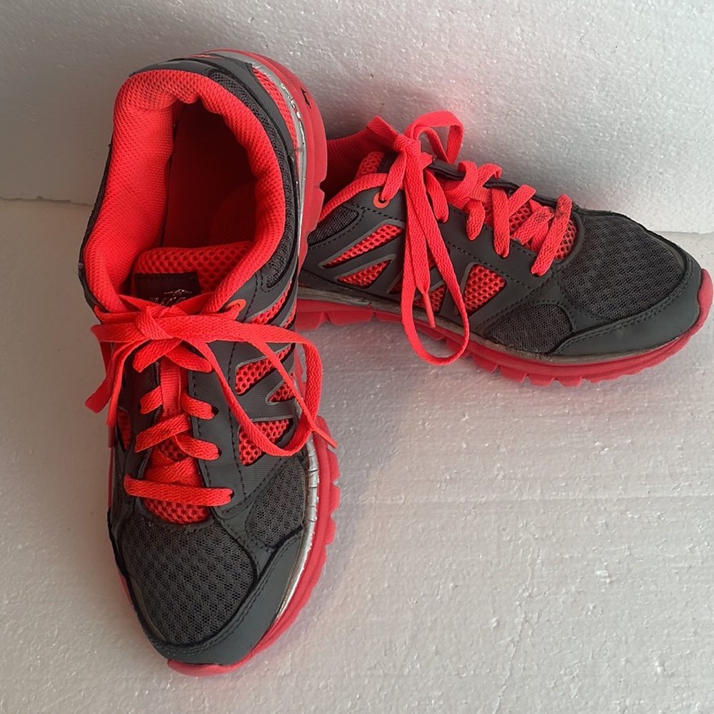 Avia athletic shoes sneakers leather lace up gray orange women’s size 7 1/2 7.5